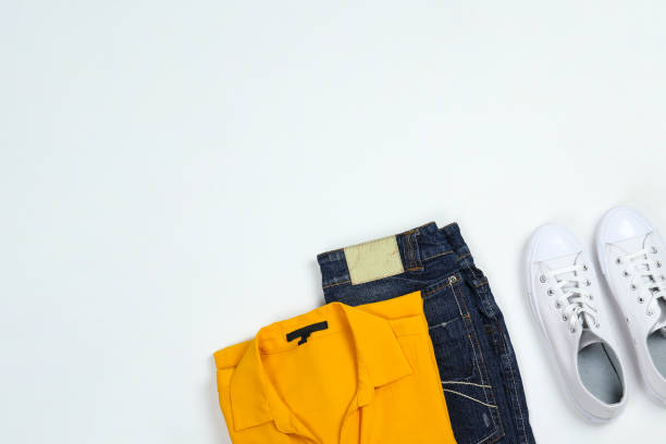 vêtements de femme réglés pour la saison d’été de printemps sur le fond blanc. - skirt consumerism jeans pants photos et images de collection