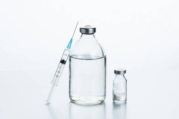 kit de vaccination. antibiotiques dans des bouteilles en verre, de la poudre et de la saline pour diluer le médicament. - injecting capsule macro pill photos et images de collection
