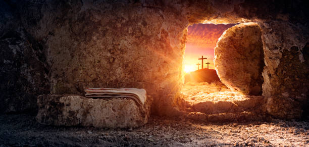 kuvapankkikuvat ja rojaltivapaat kuvat aiheesta hauta tyhjä käärinliinalla ja ristiinnaulitsemuksella auringon noustessa - jeesuksen kristuksen ylösnousemus - resurrection religion