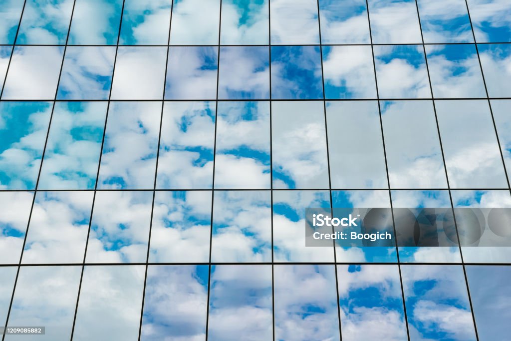 Abstrakter Hintergrund des Glass Office Building, das einen bewölkten Himmel reflektiert - Lizenzfrei Großunternehmen Stock-Foto