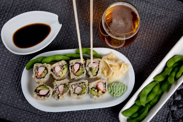 kalifornien brötchen sushi, und ein bier zu trinken - maki sushi japanese culture food and drink still life stock-fotos und bilder
