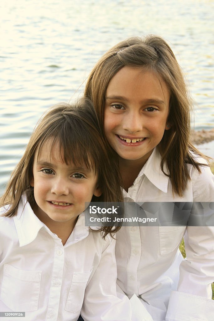 Siostry w biały - Zbiór zdjęć royalty-free (6-7 lat)