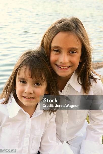Siostry W Biały - zdjęcia stockowe i więcej obrazów 6-7 lat - 6-7 lat, Dziewczyny, Lato