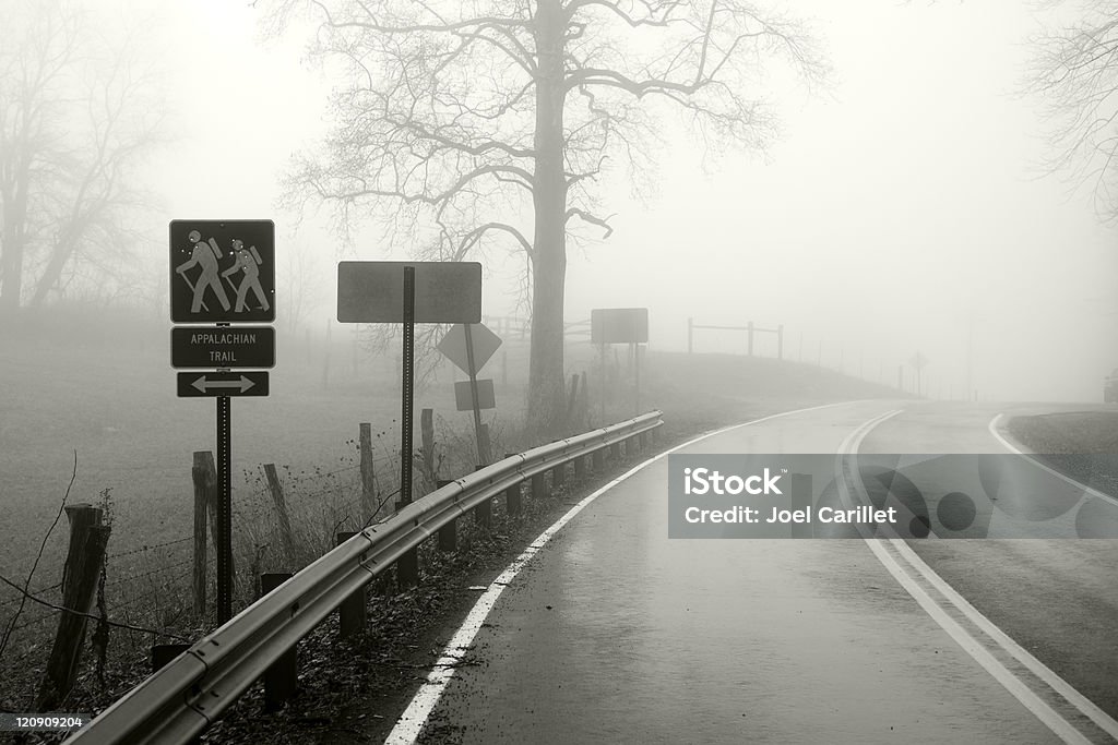 Foggy strada e Sentiero appalachiano di vicino Shady Valley Tennessee - Foto stock royalty-free di Segnale