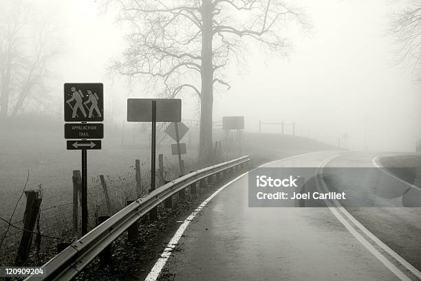 Foggy Strada E Sentiero Appalachiano Di Vicino Shady Valley Tennessee - Fotografie stock e altre immagini di Segnale