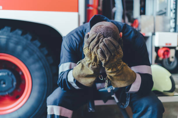 bombero en el trabajo - exhaustion tired men after work fotografías e imágenes de stock