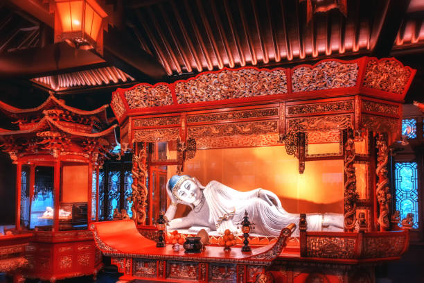 tempio del buddha di giada, shanghai, cina - reclining buddha foto e immagini stock