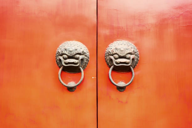 porta rossa al tempio del buddha di giada a shanghai, cina - shanghai temple door china foto e immagini stock