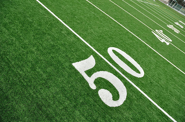 über 50-yard-linie auf american-football-feld - forty yard line stock-fotos und bilder