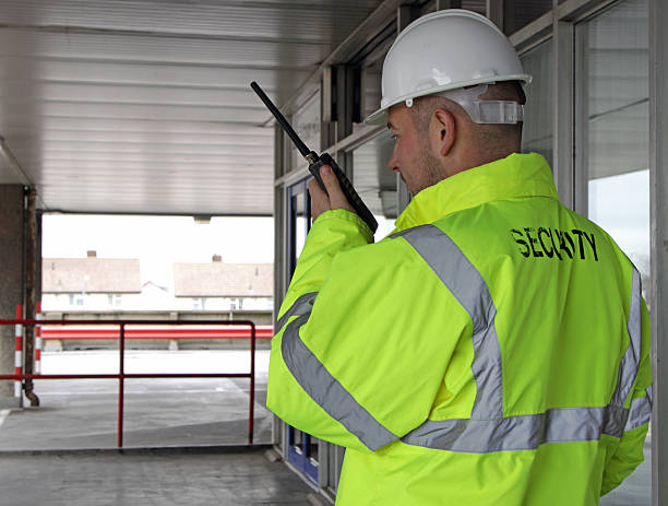 sicurezza uomo parla in un walkie talkie - talkie foto e immagini stock