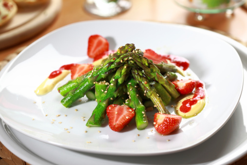 Appeitizer - caramelized asparagus with strawberry and Hollandaise sauce