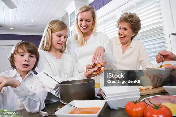 Drei Generation Familie In Der Küche Essen Mittagessen Stockfoto und mehr Bilder von Familie mit mehreren Generationen