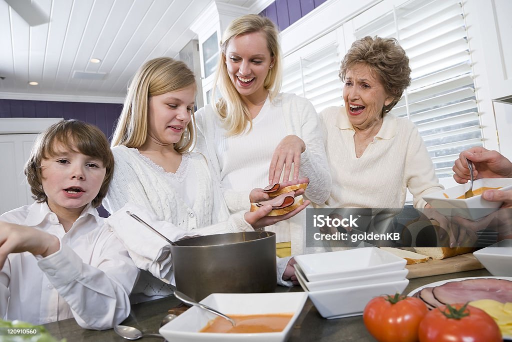 Trzy pokolenia rodziny w kuchni jeść lunch - Zbiór zdjęć royalty-free (Kanapka)