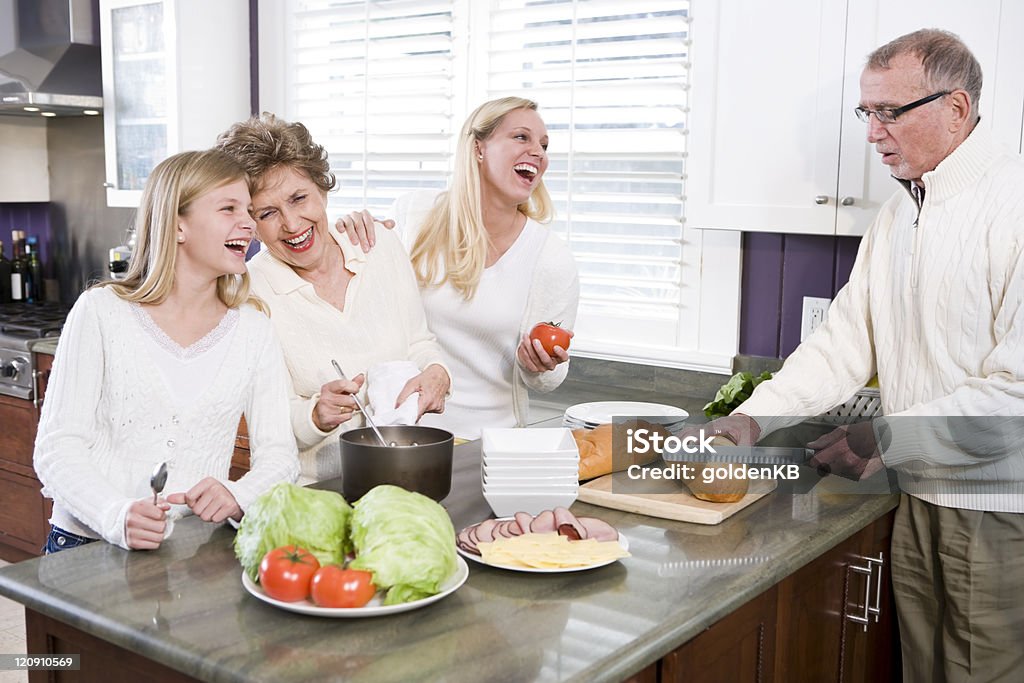 Multi-generational Familie, Mittagessen in der Küche - Lizenzfrei Familie Stock-Foto