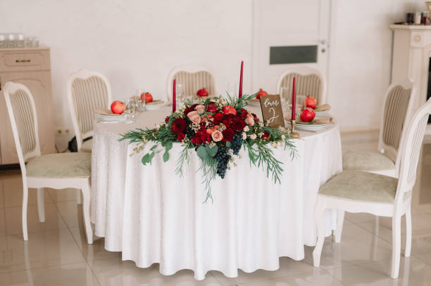 chwalebny jesienny bukiet na stole weselnym gości - dark blue grapes zdjęcia i obrazy z banku zdjęć