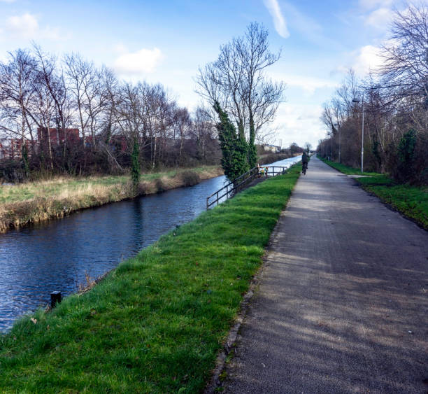 ścieżka rowerowa wzdłuż kanału grande w clondalkin, dublin, irlandia. - clondalkin zdjęcia i obrazy z banku zdjęć