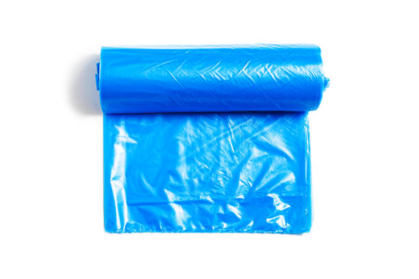 흰색 배경에 격리 된 파란색 비닐 쓰레기 봉투. - garbage bag garbage bag plastic 뉴스 사진 이미지