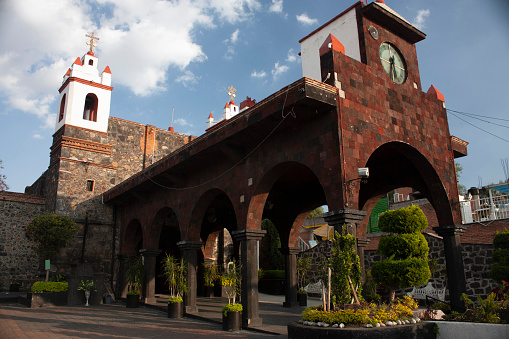 Calles Empedradas De México Dando La Bienvenida A Una Iglesia Con Entrada Entre Arcos En Una Tarde Soleada Con El Ayuntamiento Del Cielo Azul Iztapalapa México Foto de stock y más banco Calles Empedradas De México Dando La Bienvenida A Una Iglesia Con Entrada Entre Arcos En Una Tarde Soleada Con El Ayuntamiento Del Cielo Azul Iztapalapa México Foto de stock y más banco