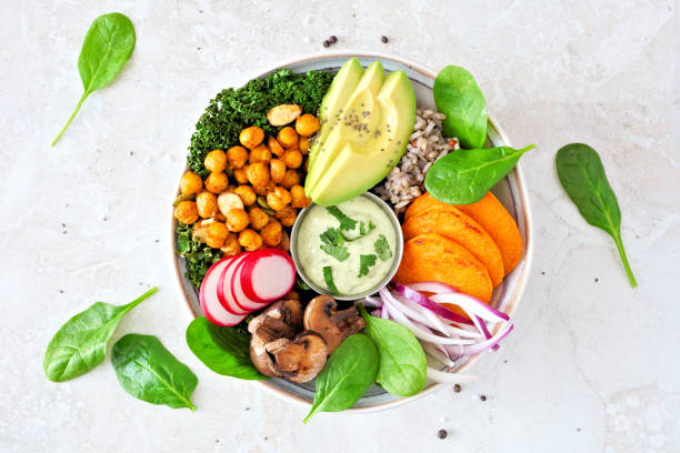 almuerzo vegano saludable con aguacate, batata, col rizada y verduras, vista superior sobre piedra blanca - salad course fotografías e imágenes de stock