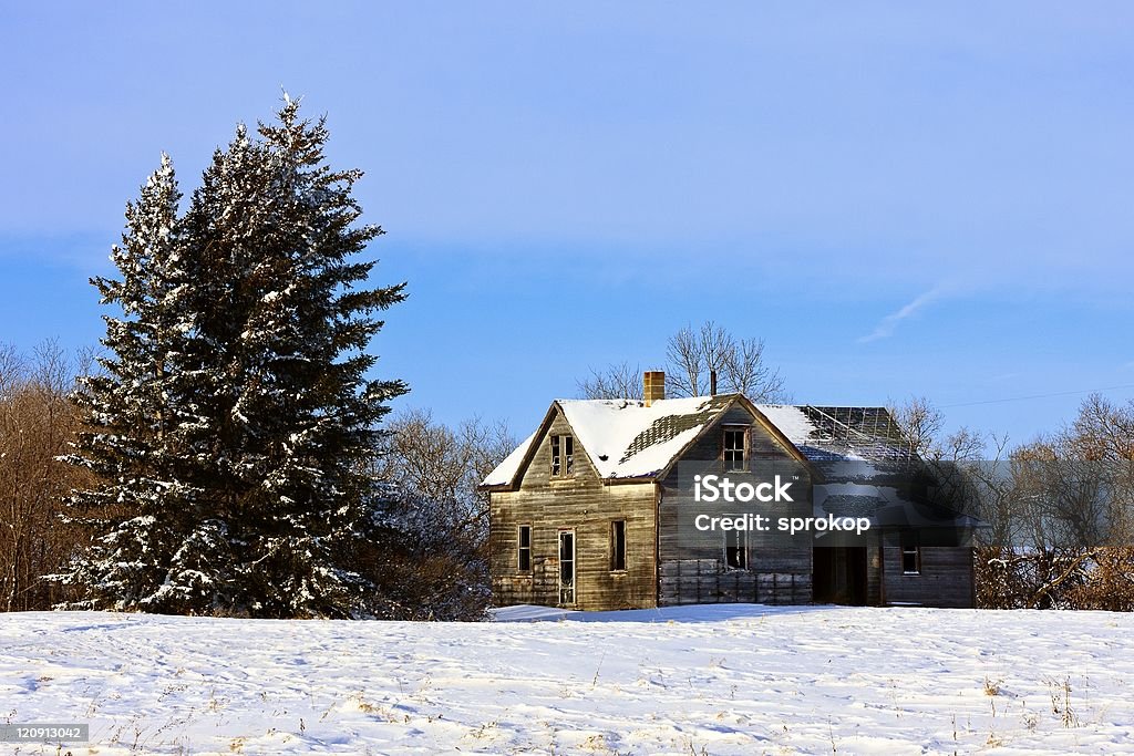 Старая ферма дом в зимний - Стоковые фото Архитектура роялти-фри