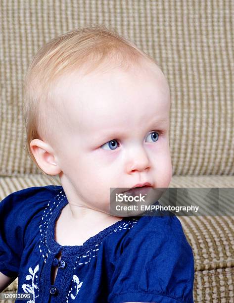 Ritratto Di Una Ragazza Baby Blue Eyed - Fotografie stock e altre immagini di 12-17 mesi - 12-17 mesi, 6-11 Mesi, Abbigliamento casual