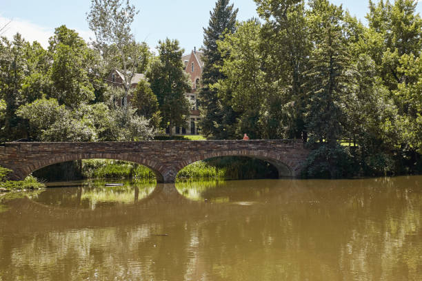 campus da universidade do colorado boulder em um dia de verão - boulder lake - fotografias e filmes do acervo