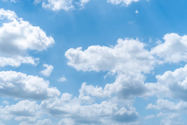 copier l’espace ciel bleu d’été et fond abstrait blanc de nuage. - cumulus cloud horizon cloudscape cloud photos et images de collection