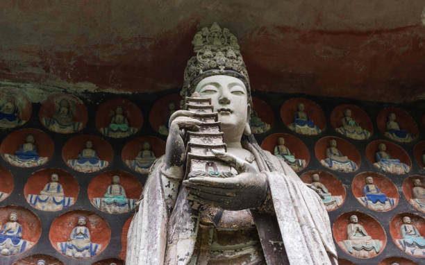 estatua de manjushri bodhisattva sosteniendo la estupa o pagoda con las manos - confucian fotografías e imágenes de stock