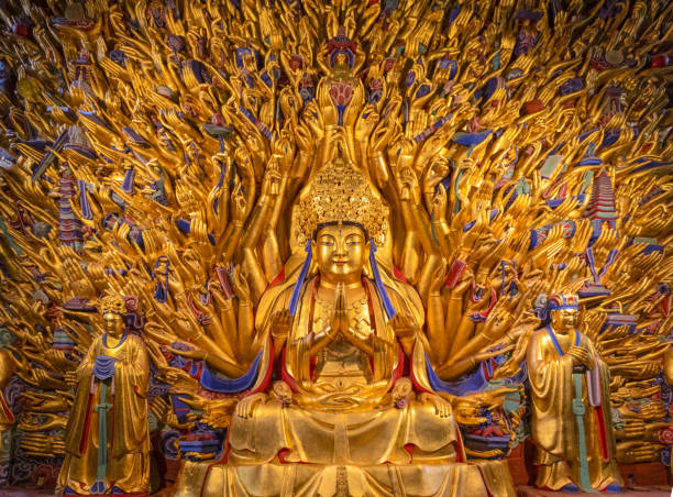 золотая скульптура будды авалокитешвары или гуаньина с тысячей рук - confucian стоковые фото и изображения