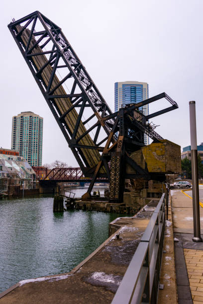 pont ferroviaire de la rue kinzie - kinzie street railroad bridge photos et images de collection