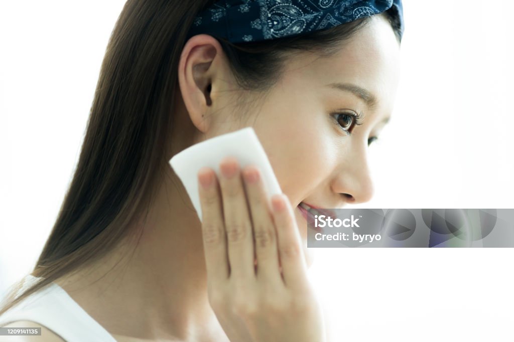皮膚の世話をする若い女性 - クレンジング剤のロイヤリティフリーストックフォト