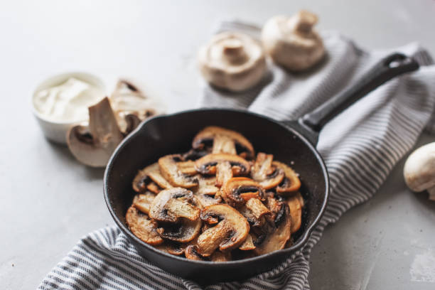 deliciosos champiñones fritos con pan plano y hierbas en la mesa de madera - edible mushroom mushroom food roasted fotografías e imágenes de stock