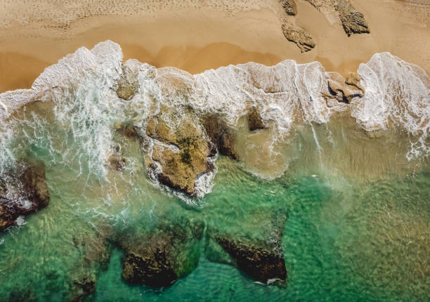 widok z góry drone anteny fal łamiących się na piaszczystej plaży ze skałami - maroubra beach zdjęcia i obrazy z banku zdjęć