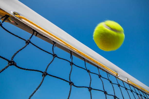 a bola de tênis passou por cima da rede. - tennis court sport net - fotografias e filmes do acervo