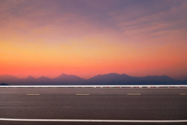 foto di vista laterale strada naturale del tramonto. - ciglio della strada foto e immagini stock