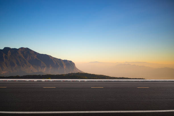 横の眺めの自然道路の写真。 - road landscape journey road trip ストックフォトと画像