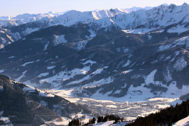 widok z lotu ptaka na zimową wioskę w dolinie austrii z wysokiego punktu słonecznych gór alp - skiing snow ski slope sunlight zdjęcia i obrazy z banku zdjęć