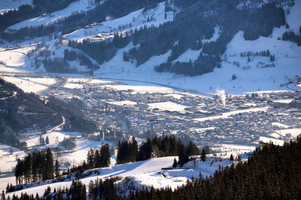 widok z lotu ptaka na zimową wioskę w dolinie austrii z wysokiego punktu słonecznych gór alp - skiing snow ski slope sunlight zdjęcia i obrazy z banku zdjęć