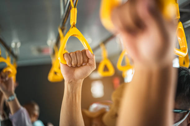 a mão de um turista segurando o corrimão no ônibus para entrar no avião. avião, viagem, mão, aeroporto, bilhete, conceito de estilo de vida. - men empty human hand crowd - fotografias e filmes do acervo