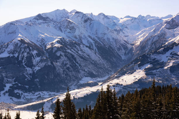 widok z lotu ptaka na zimową wioskę w dolinie austrii z wysokiego punktu słonecznych gór alp - skiing snow ski slope sunlight zdjęcia i obrazy z banku zdjęć