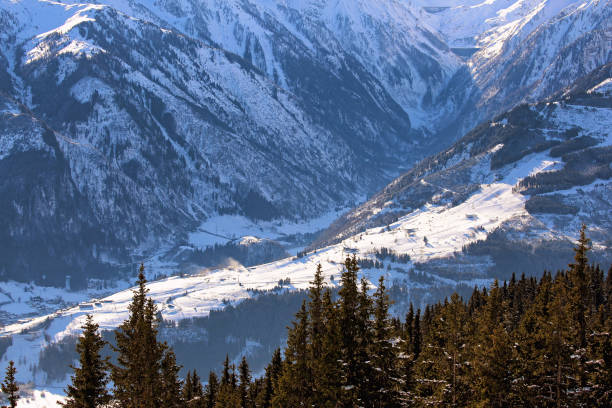 widok z lotu ptaka na zimową wioskę w dolinie austrii z wysokiego punktu słonecznych gór alp - skiing snow ski slope sunlight zdjęcia i obrazy z banku zdjęć