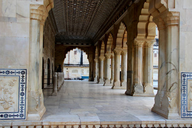 corredor pilar no palácio amer, jaipur - pillared - fotografias e filmes do acervo