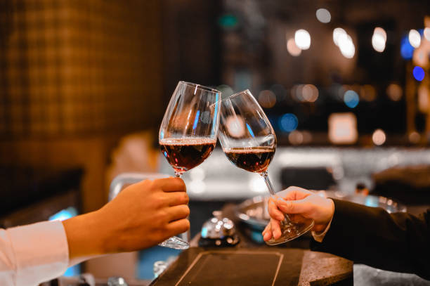 dos camareros disfrutando de cheers copa de vino para el evento de cata de vinos en un restaurante al atardecer. camarero, degustación, cena, vino, bebida, concepto de cena. - wine red wine pouring wineglass fotografías e imágenes de stock