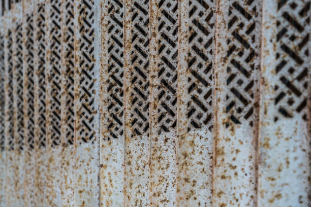 close-up de um portão de metal normalmente encontrado em edifícios - textured urban scene outdoors hong kong - fotografias e filmes do acervo