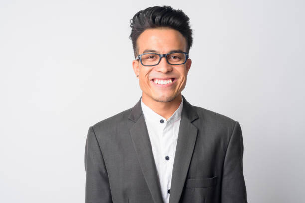 visage du jeune homme d’affaires asiatique heureux avec des lunettes souriantes - indian culture manager men asian ethnicity photos et images de collection