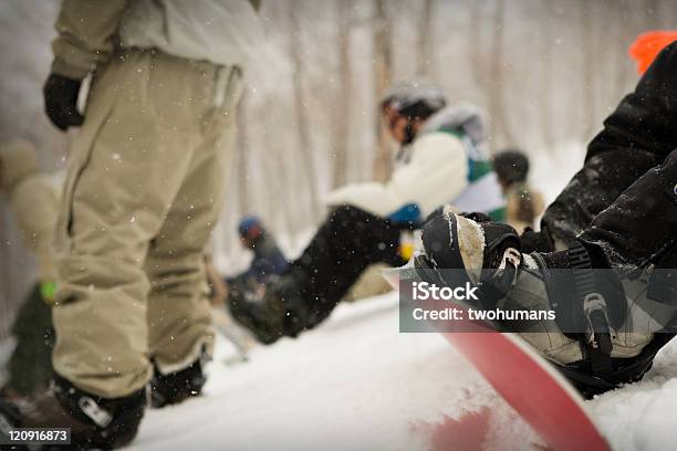 Snowboarders Foto de stock y más banco de imágenes de Practicar - Practicar, Snowboard, Tabla de snowboard