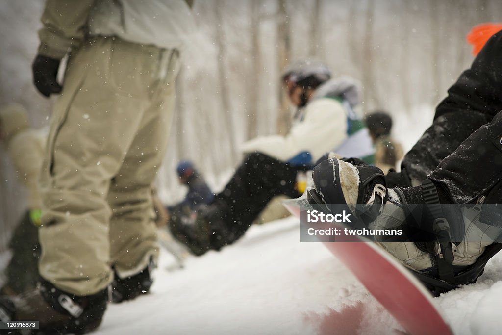 Les surfeurs des neiges - Photo de Faire du snowboard libre de droits