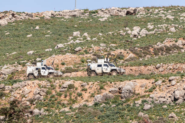 ein begrenztes un-kontingent patrouilliert in jeeps an der grenze zwischen israel und dem libanon im westlichen galiläa - jewish state stock-fotos und bilder