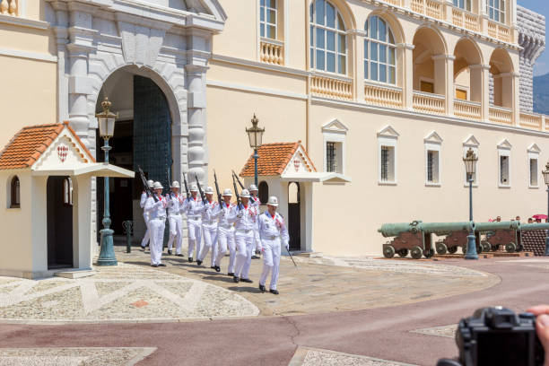 changing of guard, soldiers in beautiful white military uniform of palais square of monaco, southern france - guard of honor imagens e fotografias de stock