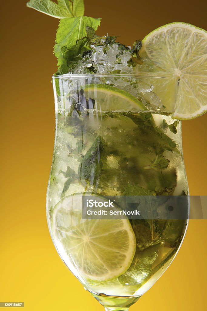 Primer plano de Limonada fresca de bebida - Foto de stock de Amarillo - Color libre de derechos